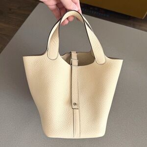 HERMES Classic 2022 Clemence Leather Picotin 18 Bag in Nata / Palladium